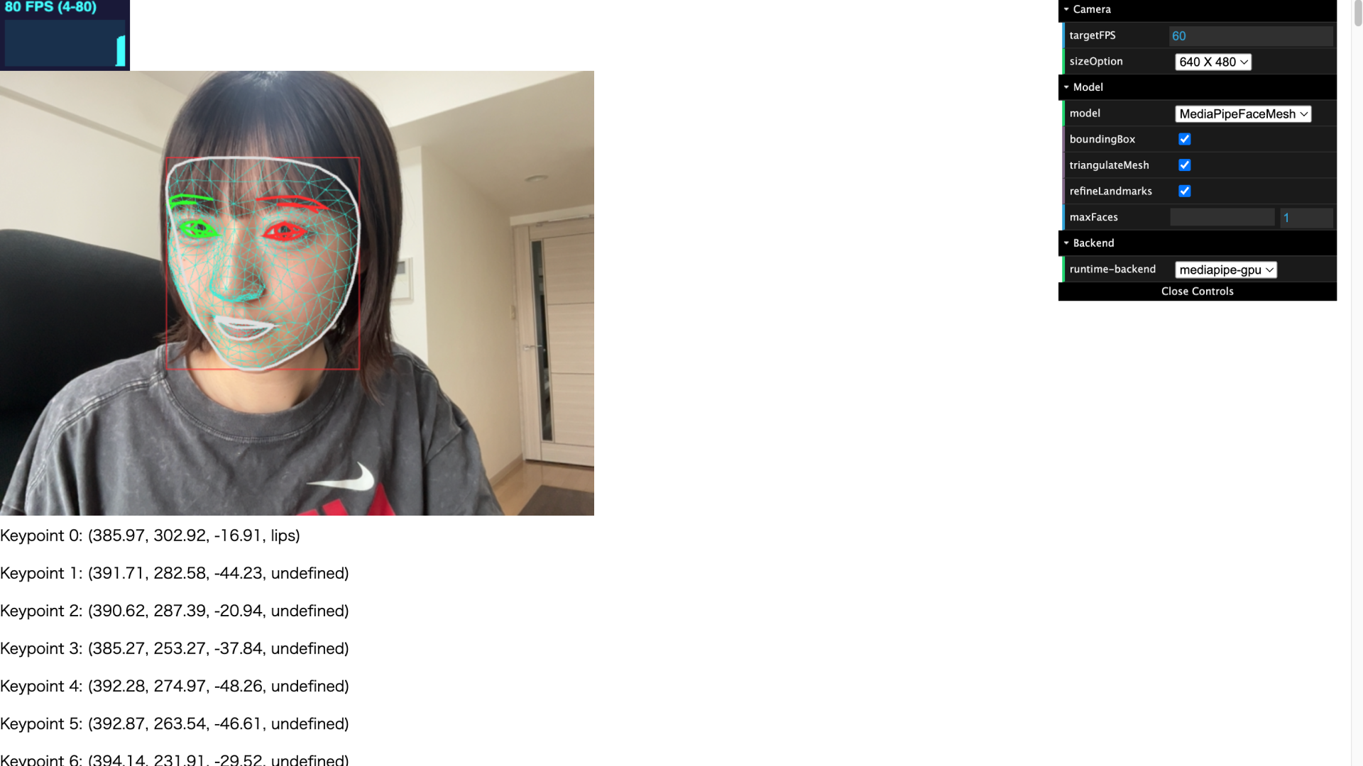 ウェブカメラで取得した動画を映したPC画面のスクリーンショット。顔の範囲がメッシュで覆われている。画面下側にはキーポイントの位置を取得したデータが出力されている。